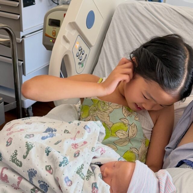 Hye Park khoe khoảnh khắc con gái bế em trai. Ảnh: Instagram