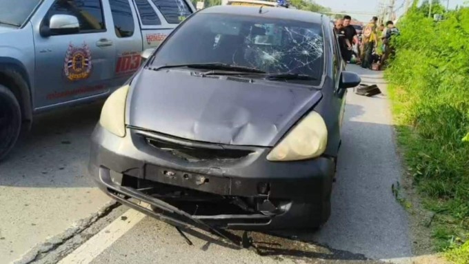 Xe của nghi phạm bị móp đầu và vỡ kính tại hiện trường. Ảnh: Thaiger