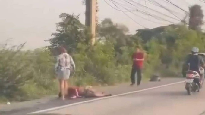 Người phụ nữ giẫm vào mặt bạn trai sau khi đâm anh này. Ảnh: Thaiger