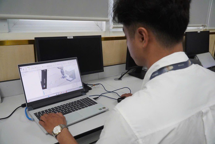Các ngành mũi nhọn sẽ nhận được nhiều ưu tiên về học bổng cũng như cơ hội việc làm. Ảnh: HUẾ XUÂN