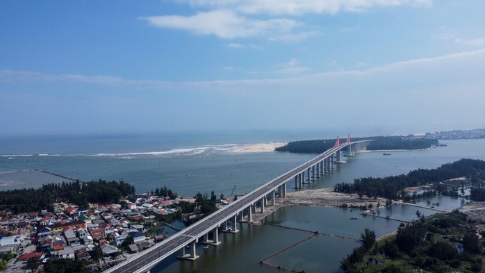Thực tế bằng mắt thường cầu không phải dốc đứng như bức ảnh được sử dụng ống kính tiêu cự 1.200 mm tạo ra.