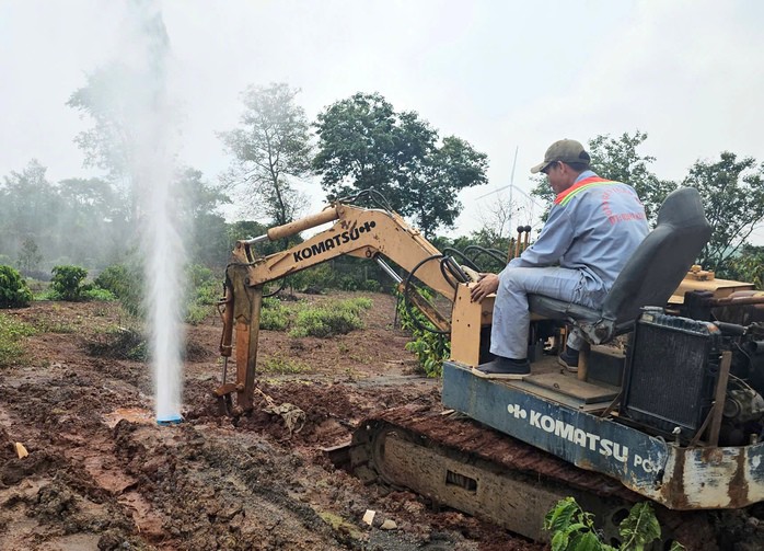 Giếng nước bắt đầu phun trào từ ngày 18-4, đến nay vẫn chưa giảm áp lực