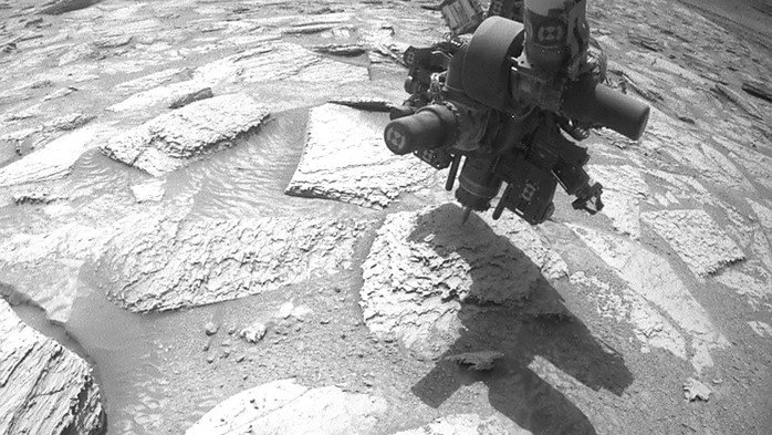 "Cánh tay" có mũi khoan của robot săn sự sống Curiosity, công cụ quan trọng để nó lấy mẫu và kiểm nghiệm - Ảnh: NASA