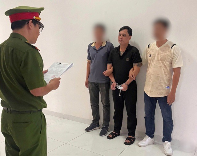 Cơ quan Cảnh sát điều tra tống đạt các quyết định đối với Đinh Thế Hiển. Ảnh: CALĐ