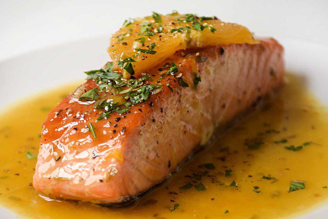 Cá hồi giàu acid béo omega-3 rất tốt cho tim mạch và tăng trí nhớ.