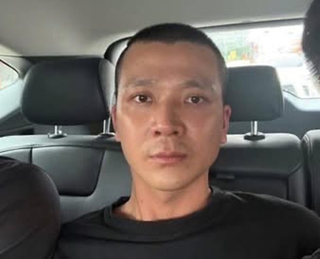 Lực lượng chức năng bắt giữ đối tượng.