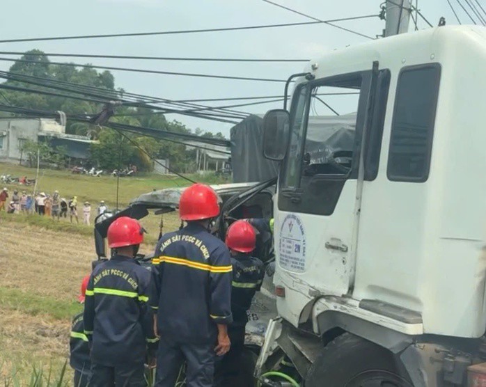 Lực lượng cứu nạn vất vả đưa thi thể tài xế ra ngoài