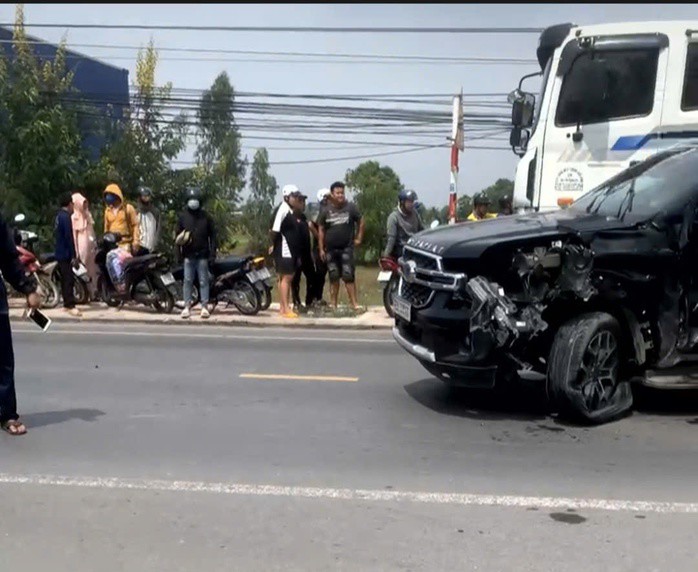 Sau va chạm liên hoàn, phần đầu của các phương tiện bị hư hỏng nặng