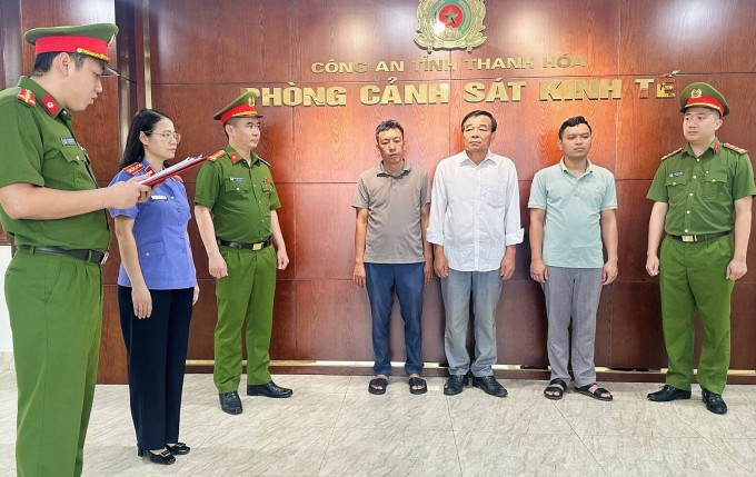 Ông Phạm Văn Nhị (áo sơ mi trắng) và hai bị can liên quan bị bắt. Ảnh: Lam Sơn
