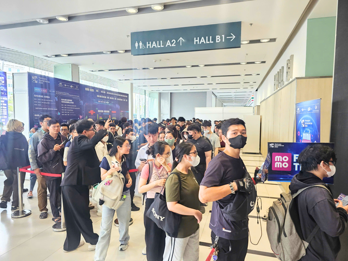 Nhiều bạn trẻ xếp hàng dài check-in tham dự Vietnam GameVerse 2026