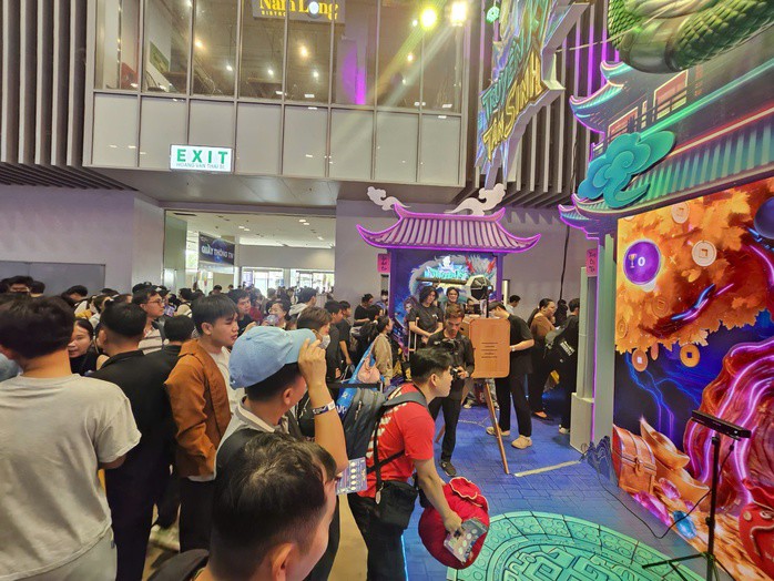 Khách tham dự xếp hàng dài trải nghiệm game và nhận quà