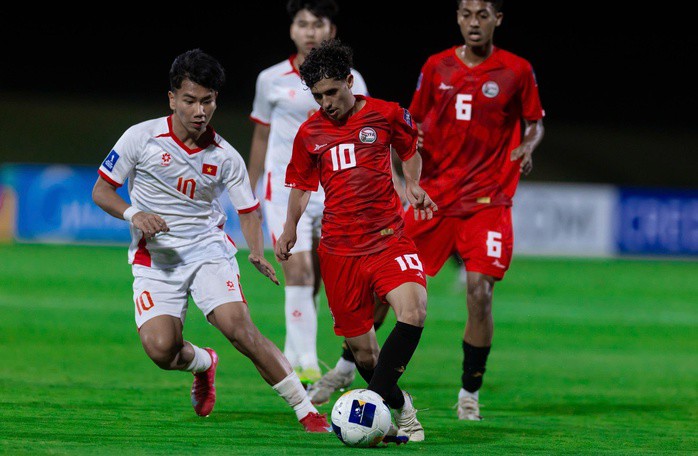 U17 Việt Nam (trái) đang dẫn đầu bảng C với 3 điểm sau lượt trận đầu tiên. (Ảnh: AFC)