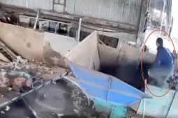 CLIP: Một công nhân bị cuốn vào máy xay, tử vong thương tâm