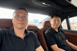 HLV Kim Sang-sik “ngỡ ngàng” khi được đón bằng siêu xe dự lễ bốc thăm VCK Asian Cup 2027