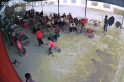 Cơn dông bất ngờ quét qua trường học, bàn bị thổi bay, va vào học sinh