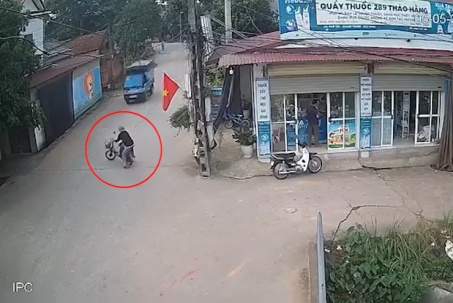 Clip: Thấy ô tô lao tới, cụ ông hoảng hốt bỏ xe đạp điện nhảy xuống đường