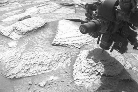Robot săn sự sống NASA bất ngờ bị “níu tay” trên Sao Hỏa