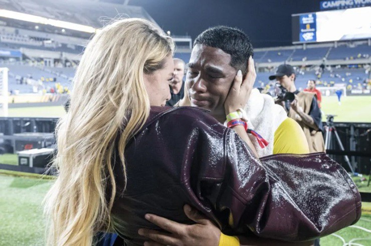 Theo truyền thông Brazil, “hợp đồng tình yêu” giữa hai người có điều khoản yêu cầu Endrick phải nói “Anh yêu em” với Gabriely trong mọi hoàn cảnh