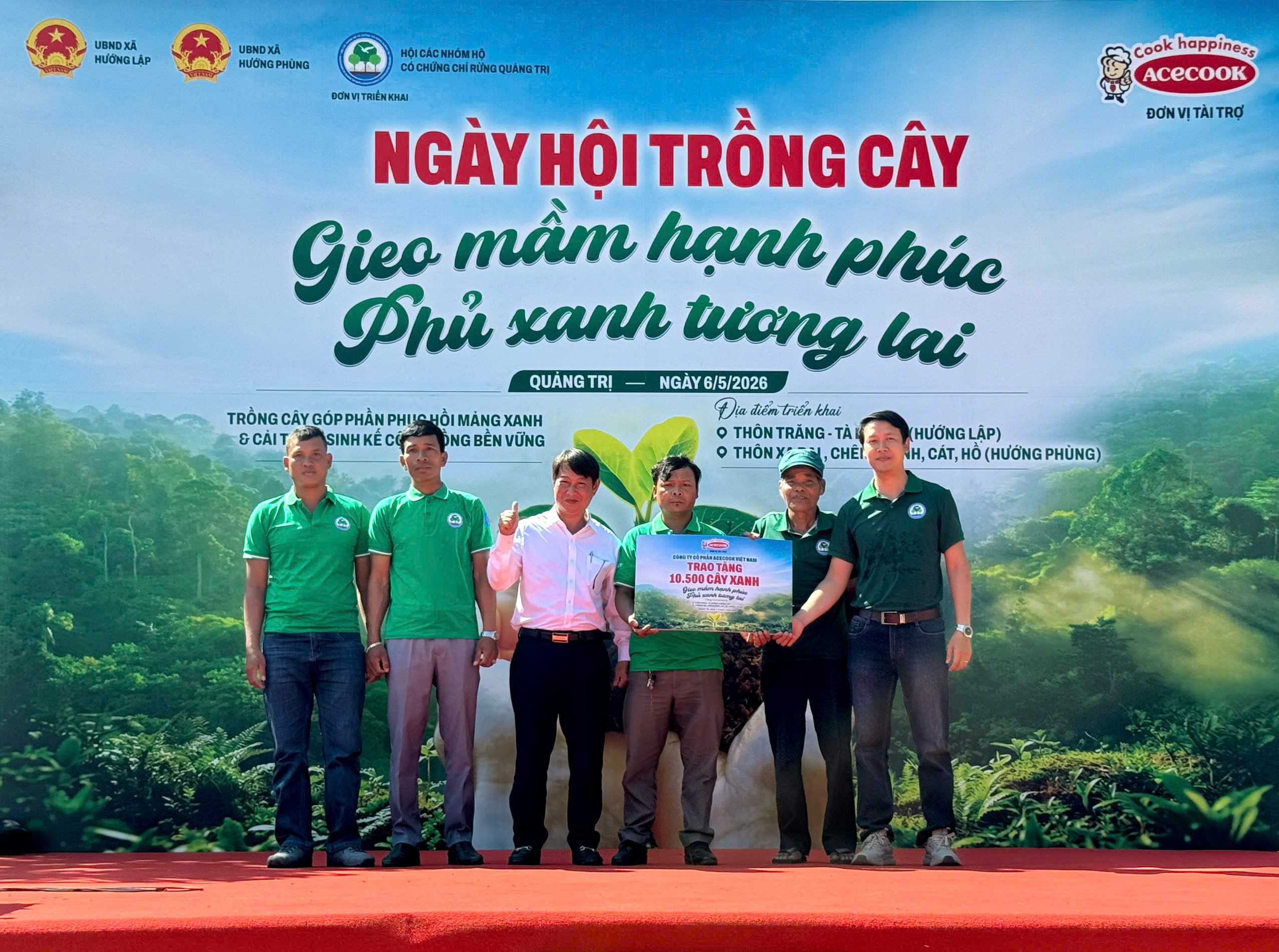 Ông Võ Đức Duy - Phó Giám đốc chi nhánh Đà Nẵng, đại diện Acecook Việt Nam tiến hành trao tặng 10.500 cây giống cho đại diện Hội các nhóm hộ có chứng chỉ rừng Quảng Trị, tổ chức địa phương và đại diện Ban quản lý rừng cộng đồng các thôn.