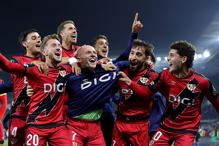 Các cầu thủ Rayo Vallecano ăn mừng tấm vé vào chung kết Conference League