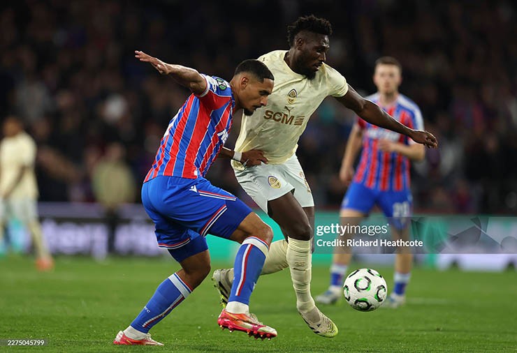 Crystal Palace (áo đỏ xanh) giành chiến thắng quan trọng