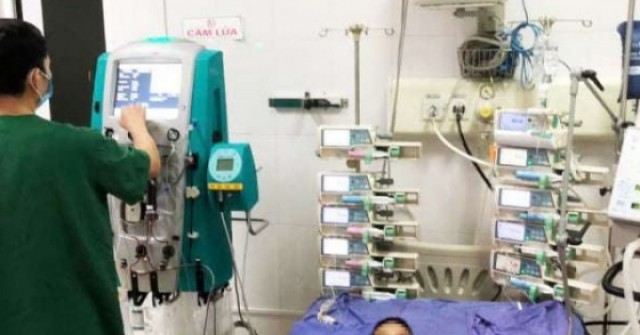 Mắc tay chân miệng tưởng bệnh nhẹ, bé 4 tuổi nguy kịch, phải thở máy, lọc máu