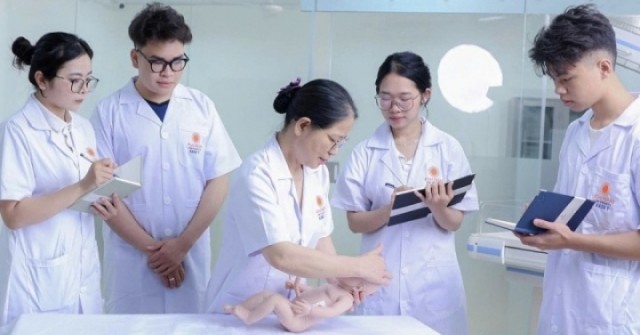 Tuyển sinh ngành Y bằng tổ hợp có Văn, Sử là "tất yếu"