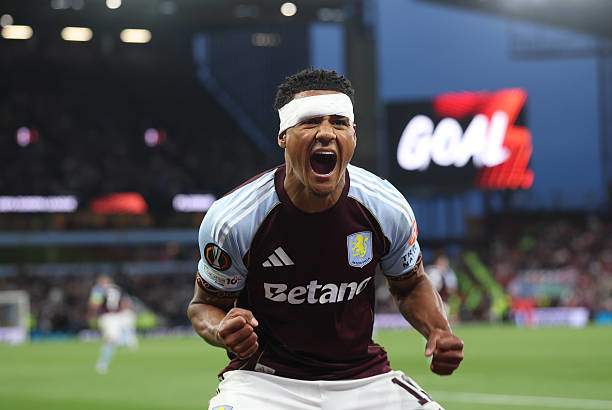 Watkins, băng đầu sau một cú va đầu dẫn đến chảy máu, gỡ hòa tổng tỷ số cho Aston Villa