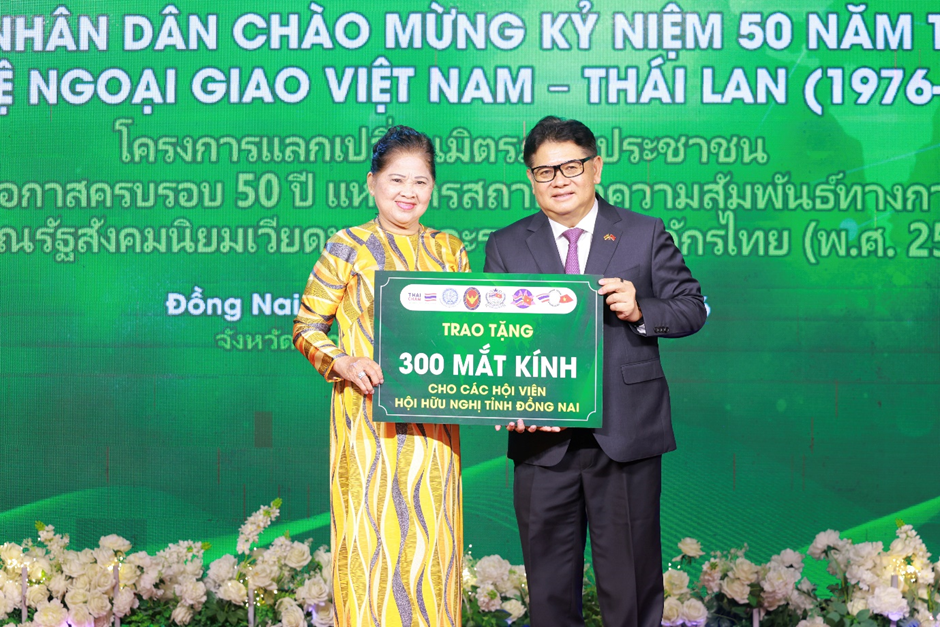 Ông Montri Suwanposri, Phó chủ tịch C.P. Việt Nam, trao tặng mắt kính cho hội viên Hội Hữu nghị Việt Nam - Thái Lan tỉnh Đồng Nai. Ảnh: C.P.