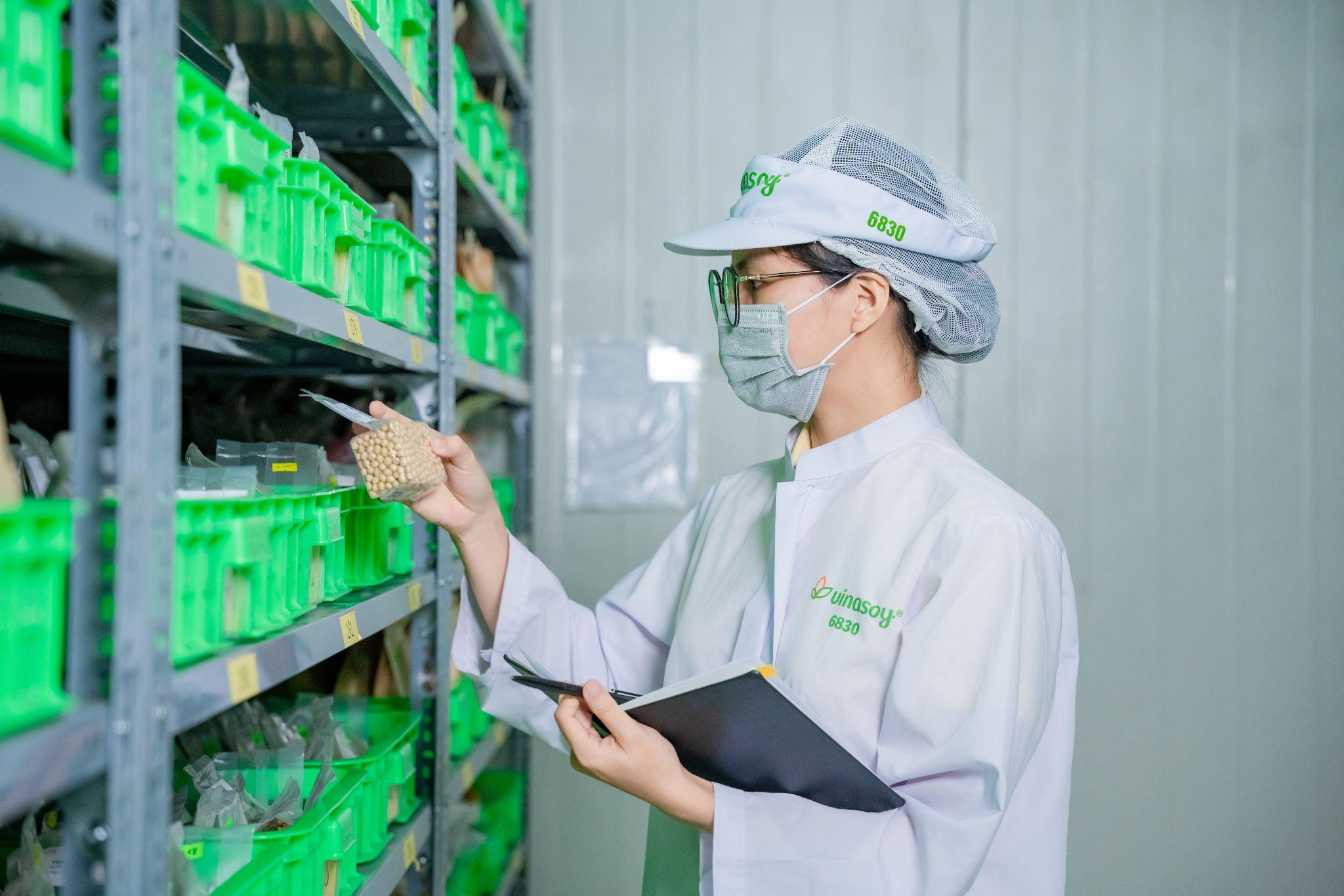 Việc làm chủ công nghệ chọn tạo giống cho phép Vinasoy chủ động tạo ra các giống đậu nành không biến đổi gen, tối ưu hàm lượng dinh dưỡng và các hoạt chất sinh học quý giá và phù hợp với từng vùng khí hậu của Việt Nam.