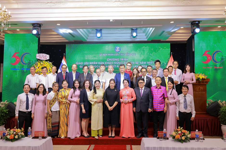 Đại diện các tổ chức hữu nghị, cơ quan ngoại giao và doanh nghiệp chụp ảnh lưu niệm tại chương trình. Ảnh: C.P.