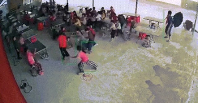 Cơn dông bất ngờ quét qua trường học, bàn bị thổi bay, va vào học sinh