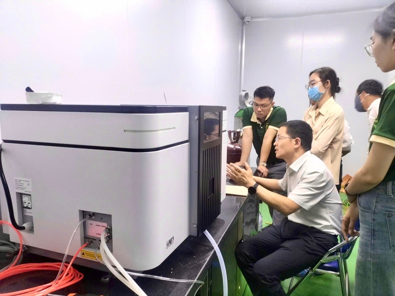 Đại diện PEAK Instrument trực tiếp chuyển giao công nghệ, đào tạo vận hành tại phòng thí nghiệm của khách hàng tại Việt Nam