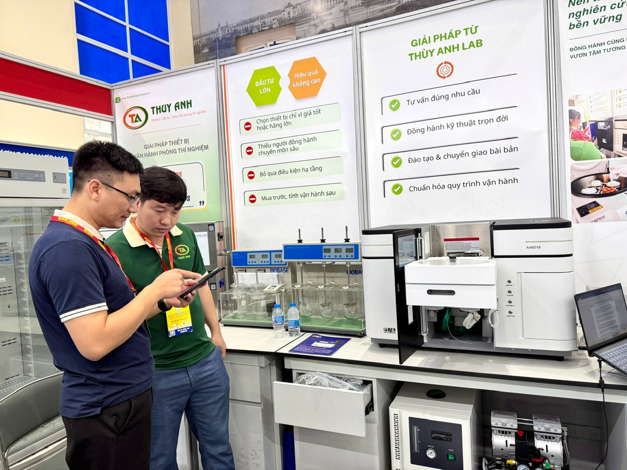 Khách tham quan trải nghiệm thực tế thiết bị phòng thí nghiệm dưới sự hướng dẫn chi tiết của đội ngũ kỹ thuật viên các gian hàng tại triển lãm.