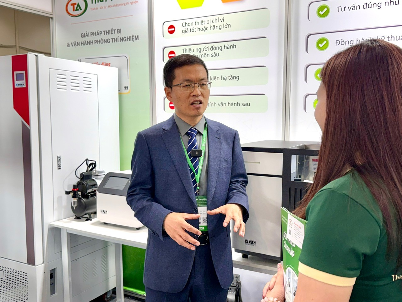 Ông Frank Feng – CEO PEAK Instrument trực tiếp tham gia 2 triển lãm Hanoi Analytica 2026 và Vietnam Medi-Pharm 2026 tại Hà Nội cuối tháng 4 và đầu tháng 5 vừa qua