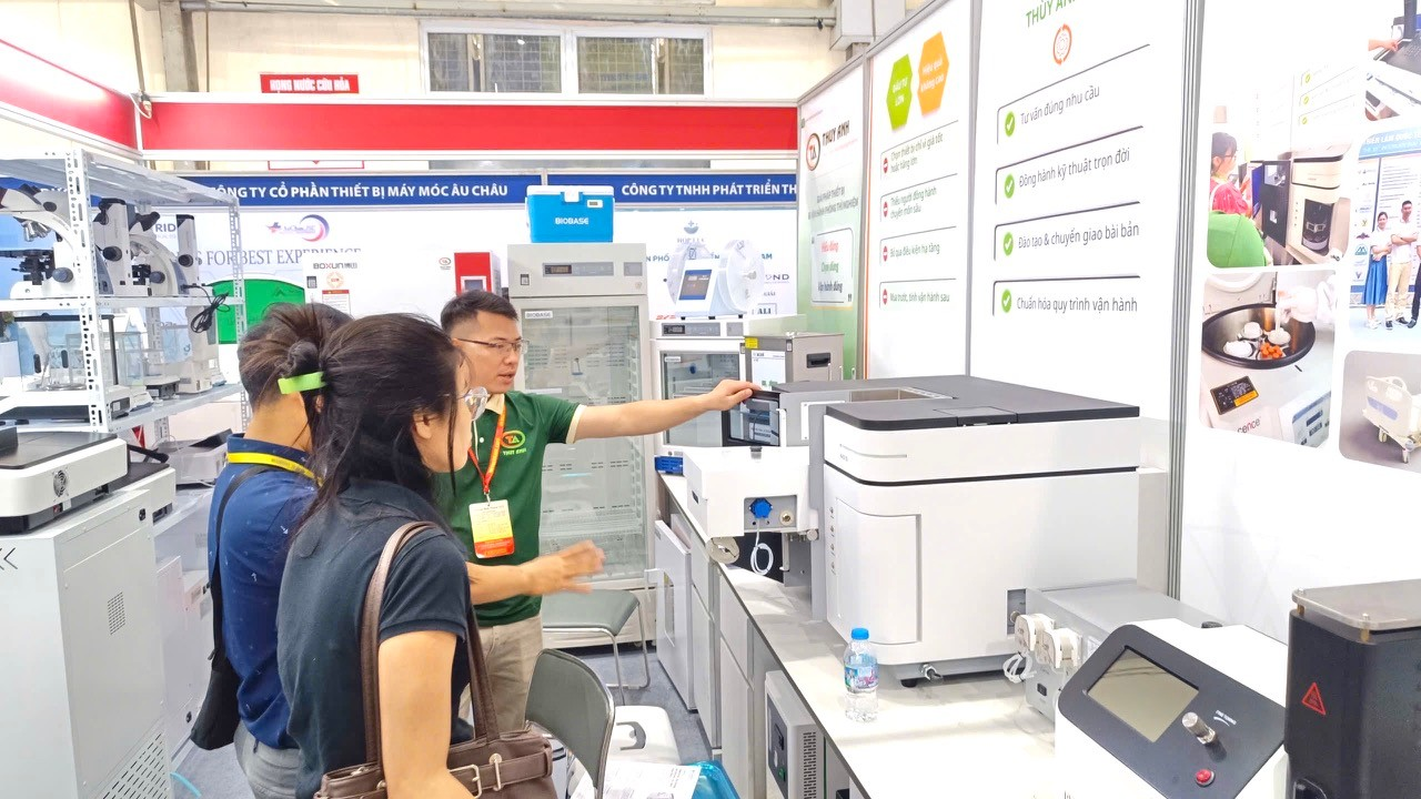 Ông Hoàng Văn Đàm – Phó giám đốc Kinh doanh công ty Thùy Anh trao đổi cùng khách hàng về quy trình vận hành thiết bị tại triển lãm Vietnam Medi-Pharm 2026