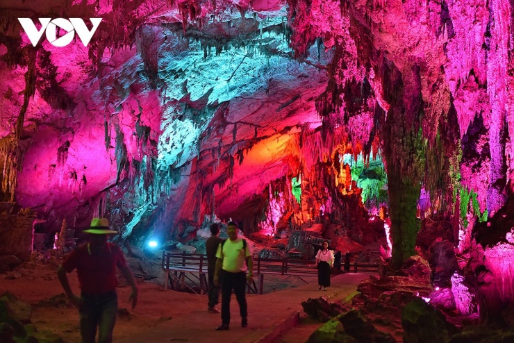 Bước vào bên trong, không gian mở ra bất ngờ, rộng, sâu và thoáng đãng, lối đi không gập ghềnh, nền đá khô ráo, đủ êm để cả người già lẫn trẻ nhỏ đều có thể ung dung khám phá.