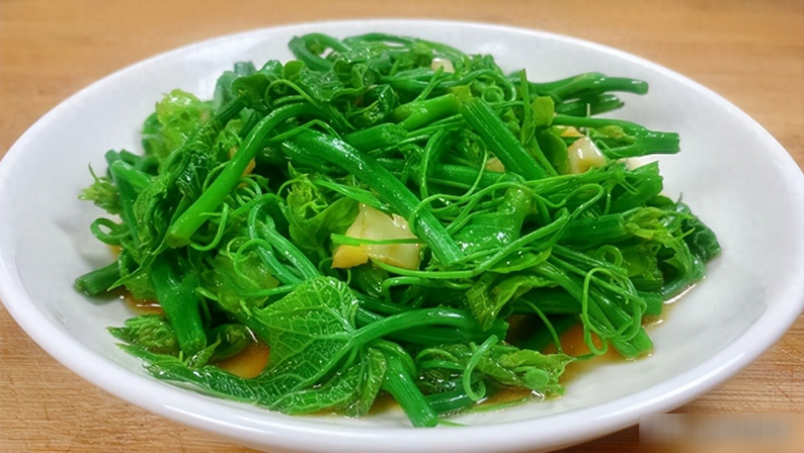 Loại rau dân dã nổi nhất đầu hè, xanh non, giòn ngọt còn giúp chống viêm, bảo vệ tim mạch và làm chậm lão hóa - 1