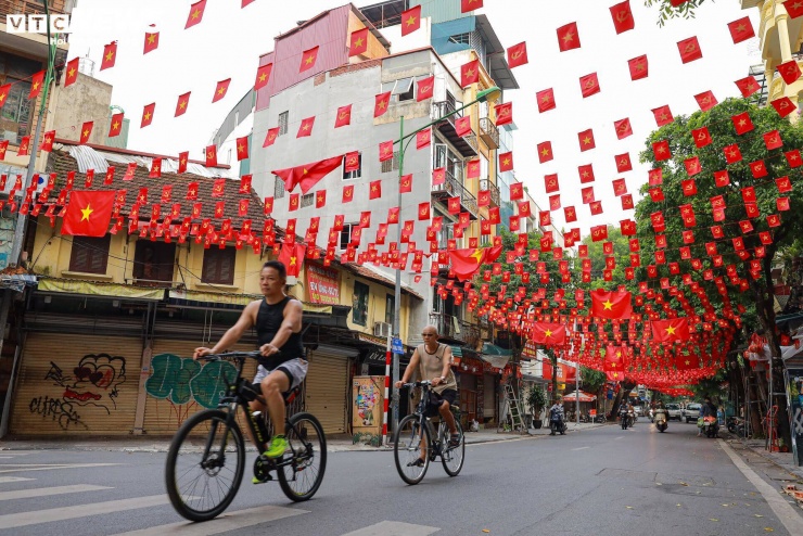 Phố phường Hà Nội rợp sắc cờ đỏ sao vàng. (Ảnh: Minh Đức)