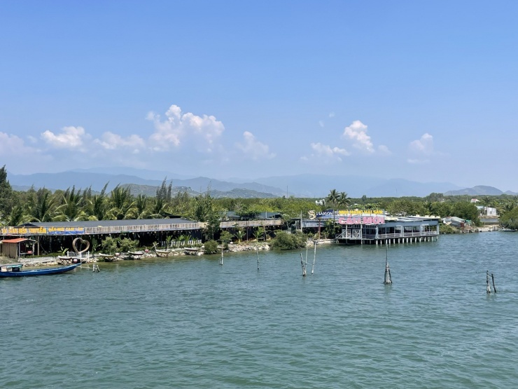Nhà hàng hải sản trên đầm Thủy Triều, gần Cầu Mới. Ảnh: Linh Hương