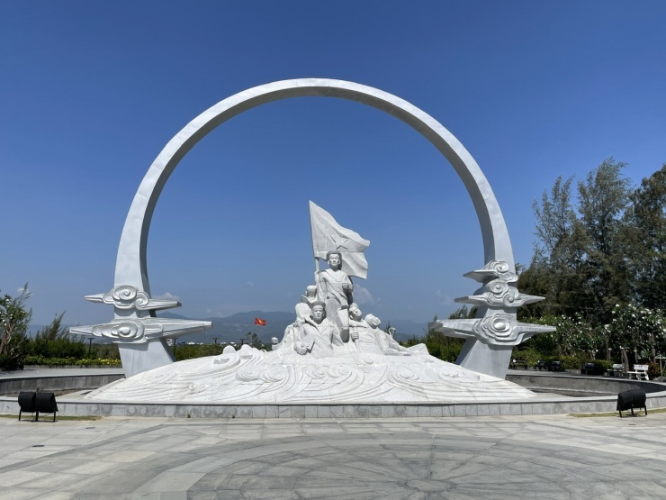 Tượng đài khu tưởng niệm chiến sĩ Gạc Ma. Ảnh: Linh Hương