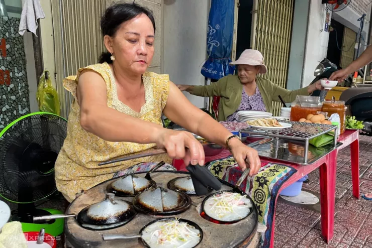 Bánh xèo mực. Ảnh: Bùi Toàn