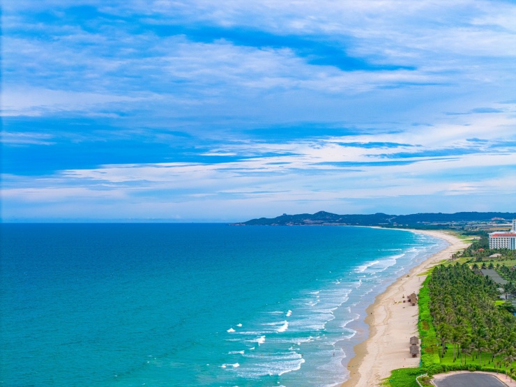 Biển Cam Ranh đẹp nhưng du khách lưu ý dòng chảy mạnh. Ảnh: Alex