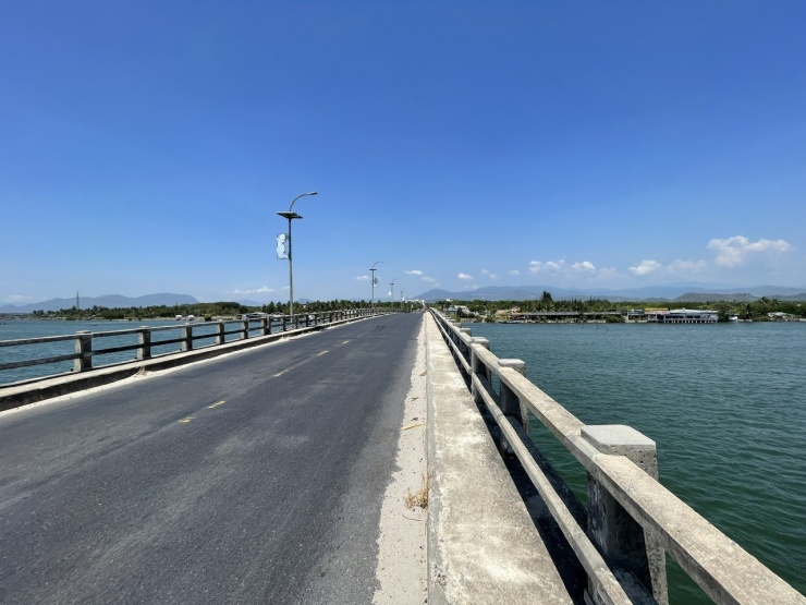 Cầu Mới bắc qua đầm Thủy Triều. Ảnh: Linh Hương