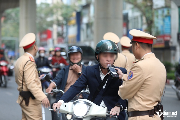 Hà Nội sẽ xử lý nghiêm cán bộ vi phạm nồng độ cồn, không hợp tác với lực lượng chức năng. Ảnh: Đình Hiếu