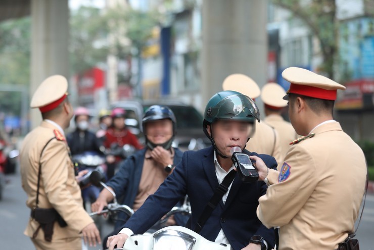 Chủ tịch Hà Nội: Xử nghiêm cán bộ vi phạm nồng độ cồn, không hợp tác với công an