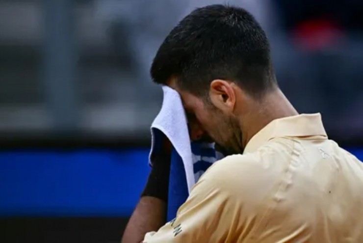 Djokovic thua "ông cháu" vì "cố đấm ăn xôi", chuyện gì đang xảy ra?