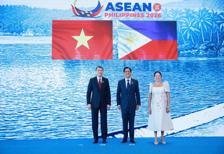 Tổng thống Philippines Ferdinand Romualdez Marcos Jr. và phu nhân đón Thủ tướng Lê Minh Hưng dự phiên toàn thể hội nghị cấp cao ASEAN lần thứ 48. Ảnh: Nhật Bắc