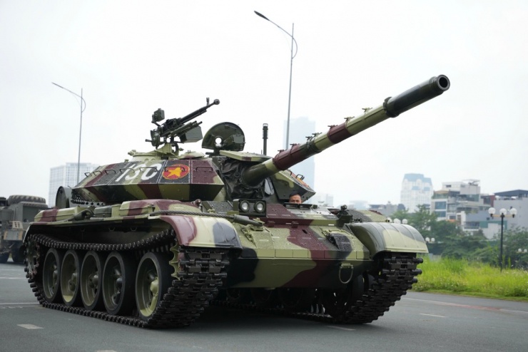 Chiếc xe tăng T-54B từng tham gia diễu binh diễu hành kỷ niệm 80 năm Quốc khánh Việt Nam, được sử dụng để minh họa cho một tiết mục của show.