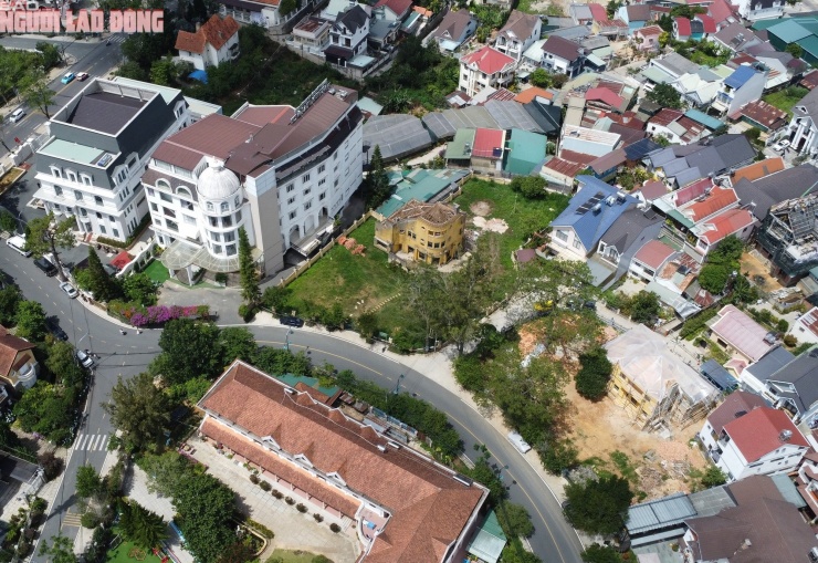 Ngày 9-5, thông tin từ UBND phường Lâm Viên - Đà Lạt cho biết, địa phương tiếp tục giám sát việc dừng thi công tại 4 biệt thự (được đánh số 1,3,5,7) trên đường Cô Giang, đồng thời đang hướng dẫn cho Công ty TNHH Didama thực hiện các thủ tục liên quan đến việc cải tạo, sửa chữa các biệt thự này. Trong ảnh là 2 biệt thự số 1 (màu vàng) và số 3 (bên cạnh, đang phủ lớp nilon trắng).
